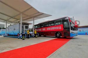 中国石油福田加氢站工作人员向一辆福田欧辉城市公交车注入第一针氢能